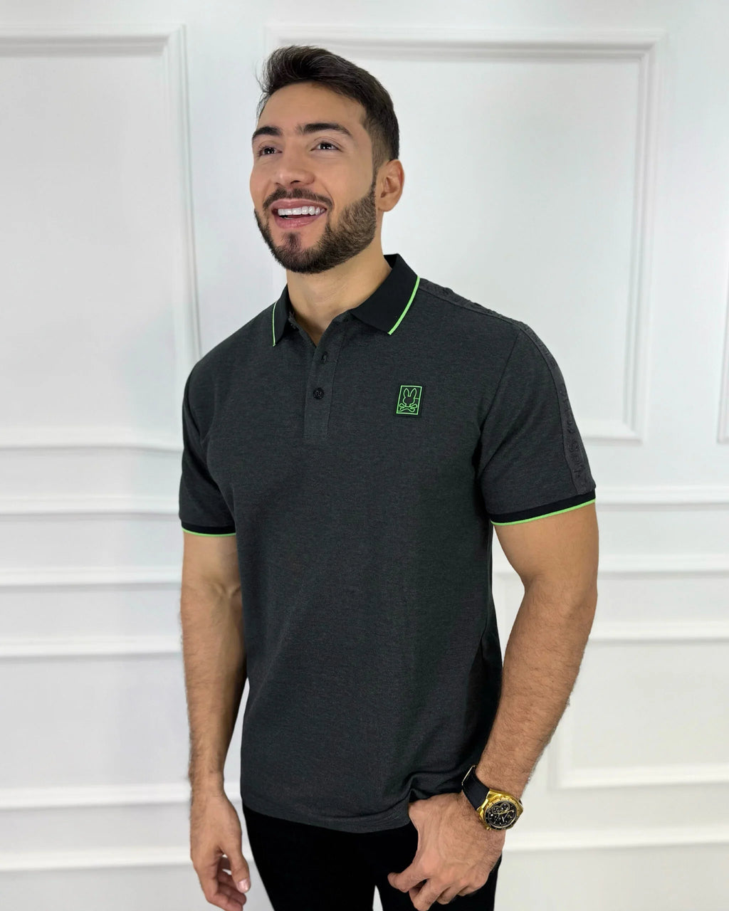 Camisa polo hombre gris con detalles neón, corte moderno y estilo premium para outfit casual elegante