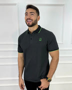 Camisa polo hombre gris con detalles neón, corte moderno y estilo premium para outfit casual elegante