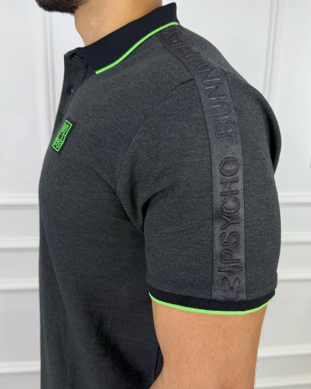Polo hombre gris con detalles neón verde, cuello y puños contrastantes, diseño moderno y premium