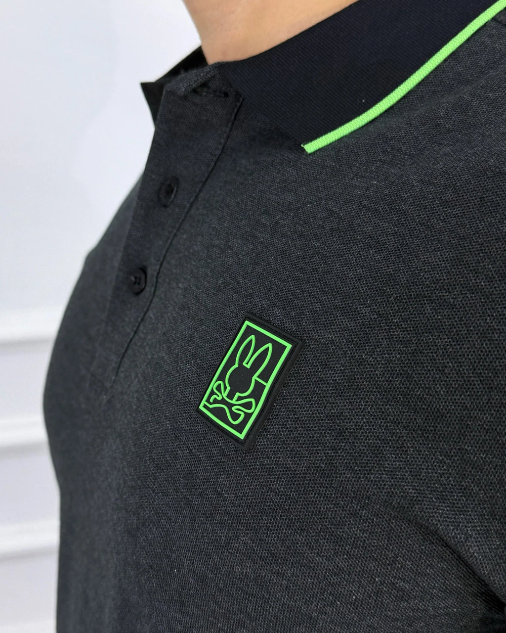 Camisa polo gris con detalles neón verde, cuello contrastado y logo bordado, ropa masculina de estilo moderno y calidad premium