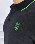 Camisa polo gris con detalles neón verde, cuello contrastado y logo bordado, ropa masculina de estilo moderno y calidad premium