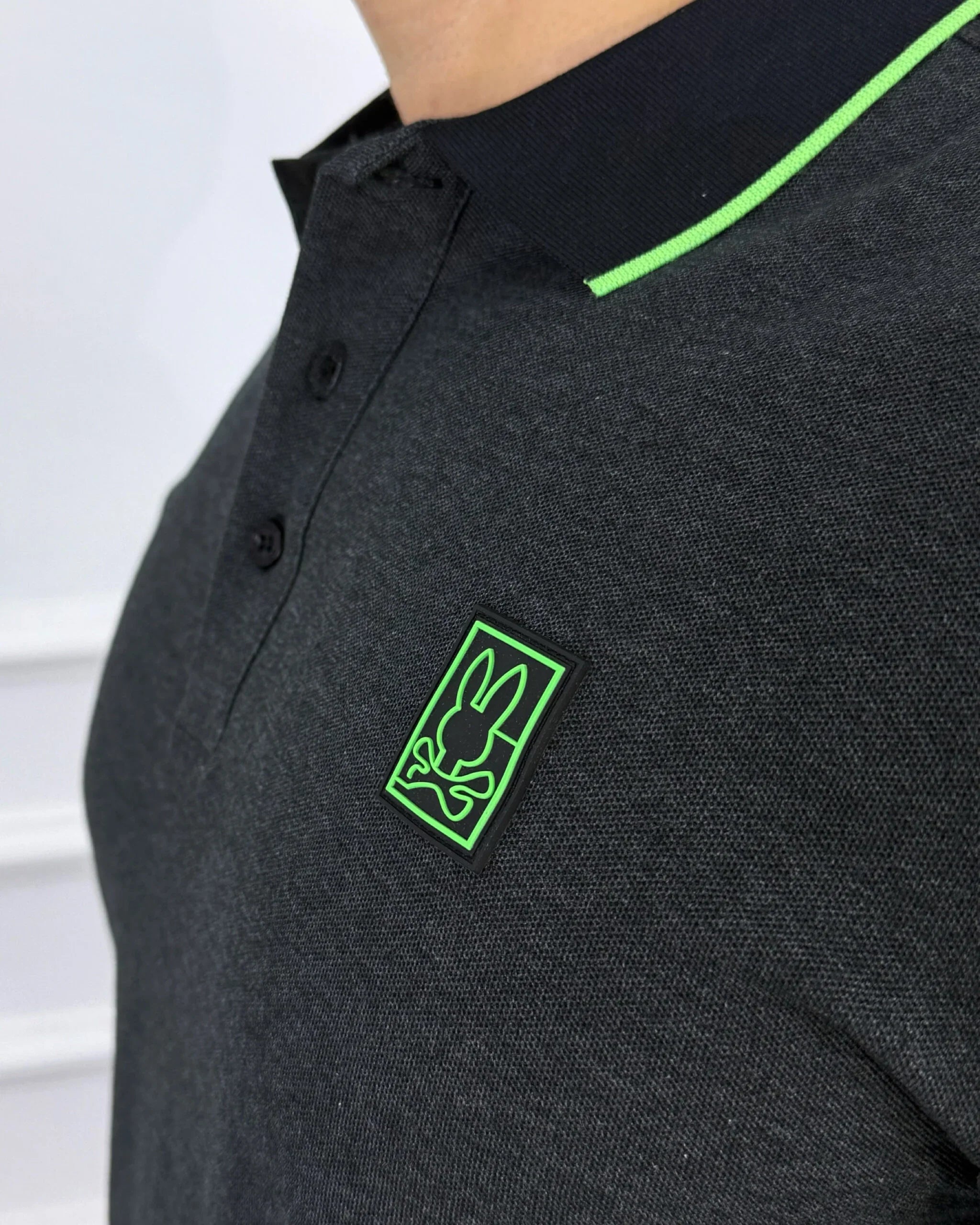 Camisa polo gris con detalles neón verde, cuello contrastado y logo bordado, ropa masculina de estilo moderno y calidad premium