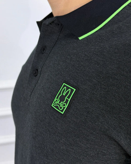 Camisa polo gris con detalles neón verde, cuello contrastado y logo bordado, ropa masculina de estilo moderno y calidad premium