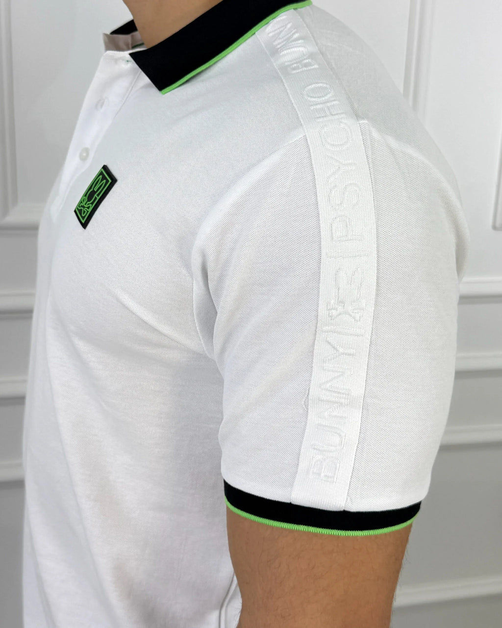 Polo blanco para hombre con cuello negro y detalles neón, diseño moderno y calidad premium