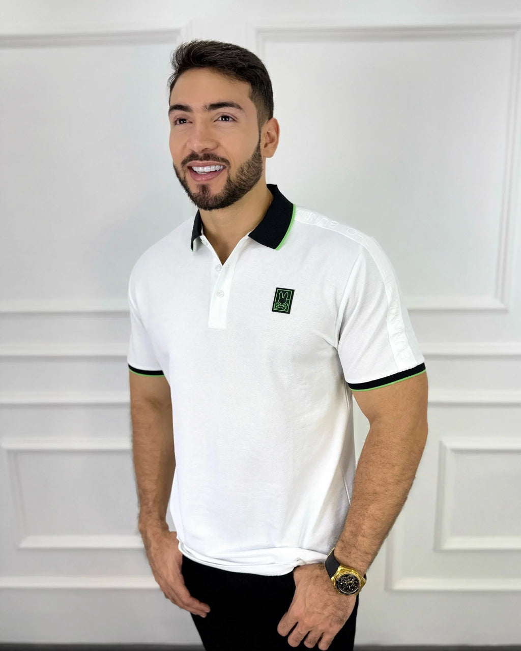 Camisa polo blanca para hombre con detalles negros y verdes, estilo moderno y premium