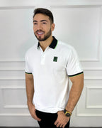 Camisa polo blanca para hombre con detalles negros y verdes, estilo moderno y premium