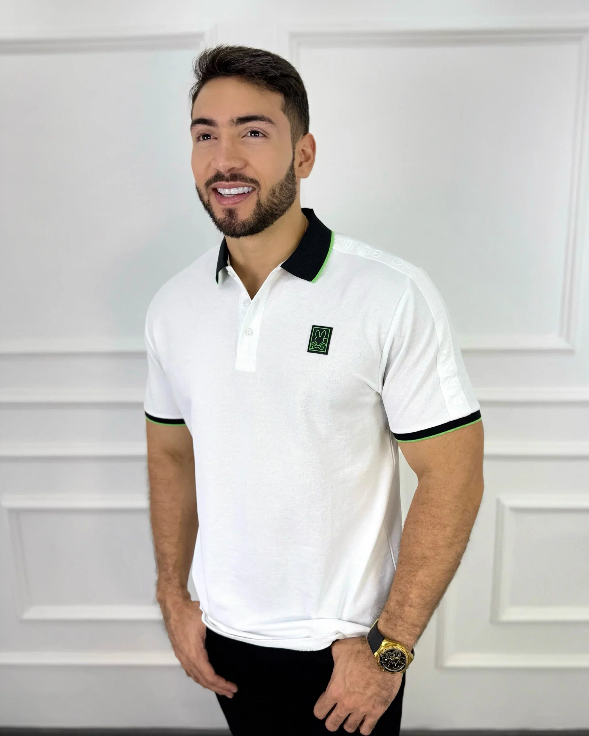 Camisa polo blanca para hombre con detalles negros y verdes, estilo moderno y premium