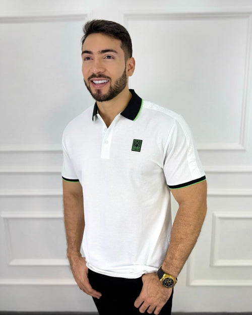 Camisa polo blanca para hombre con detalles negros y verdes, estilo moderno y premium