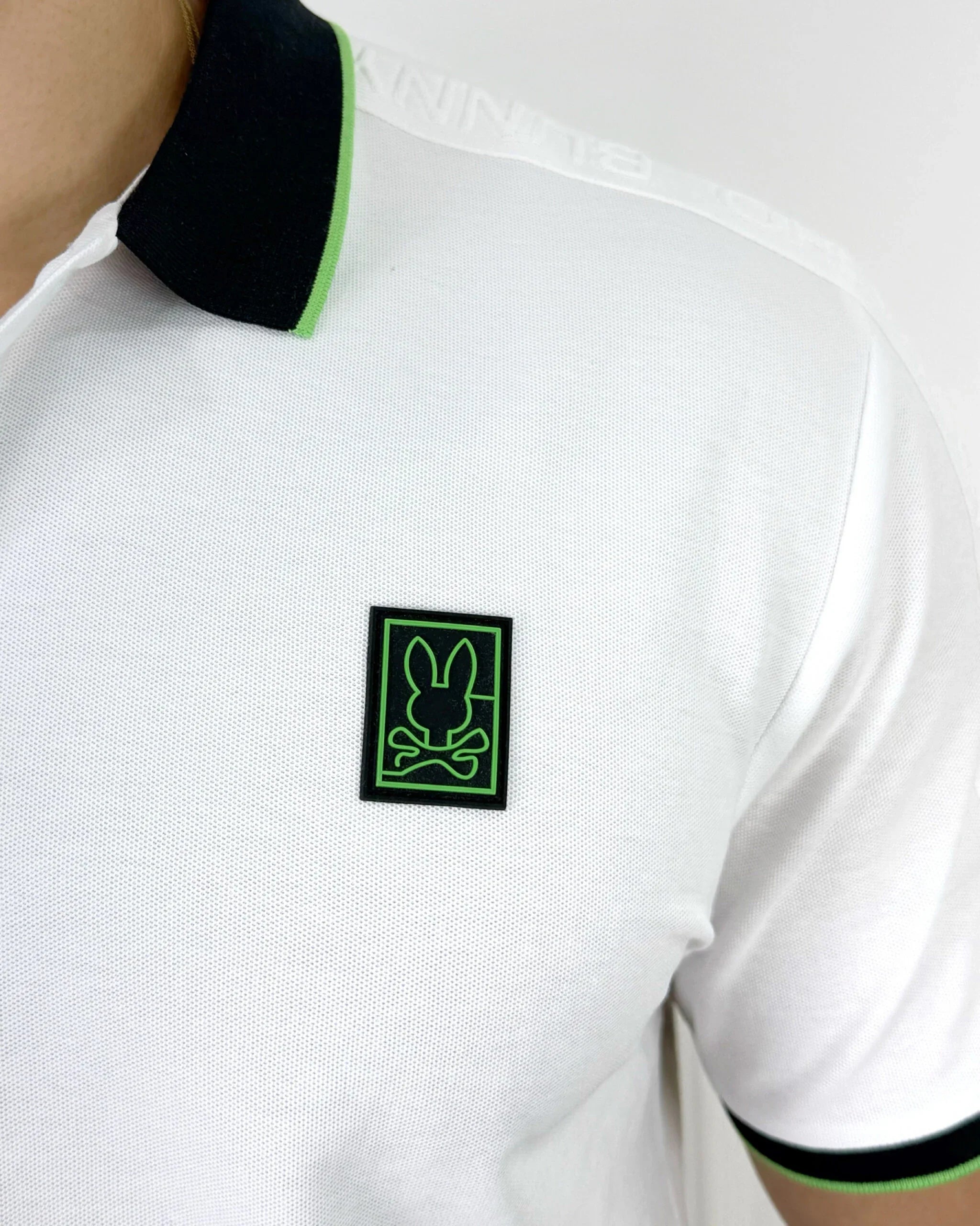 Camisa tipo polo blanca para hombre con cuello negro y detalles verde neón, diseño moderno y calidad premium