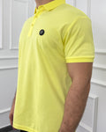 Camisa polo amarilla para hombre, corte moderno y tela de alta calidad, ideal para outfits casuales y elegantes.