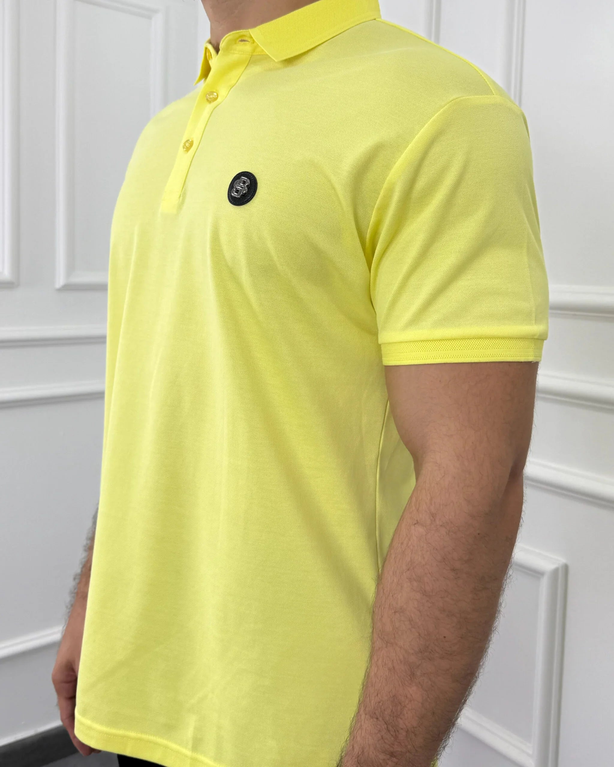 Camisa polo amarilla para hombre, corte moderno y tela de alta calidad, ideal para outfits casuales y elegantes.