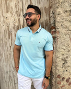 Camisa polo azul claro para hombre, estilo moderno y premium, ideal para looks casuales con calidad superior