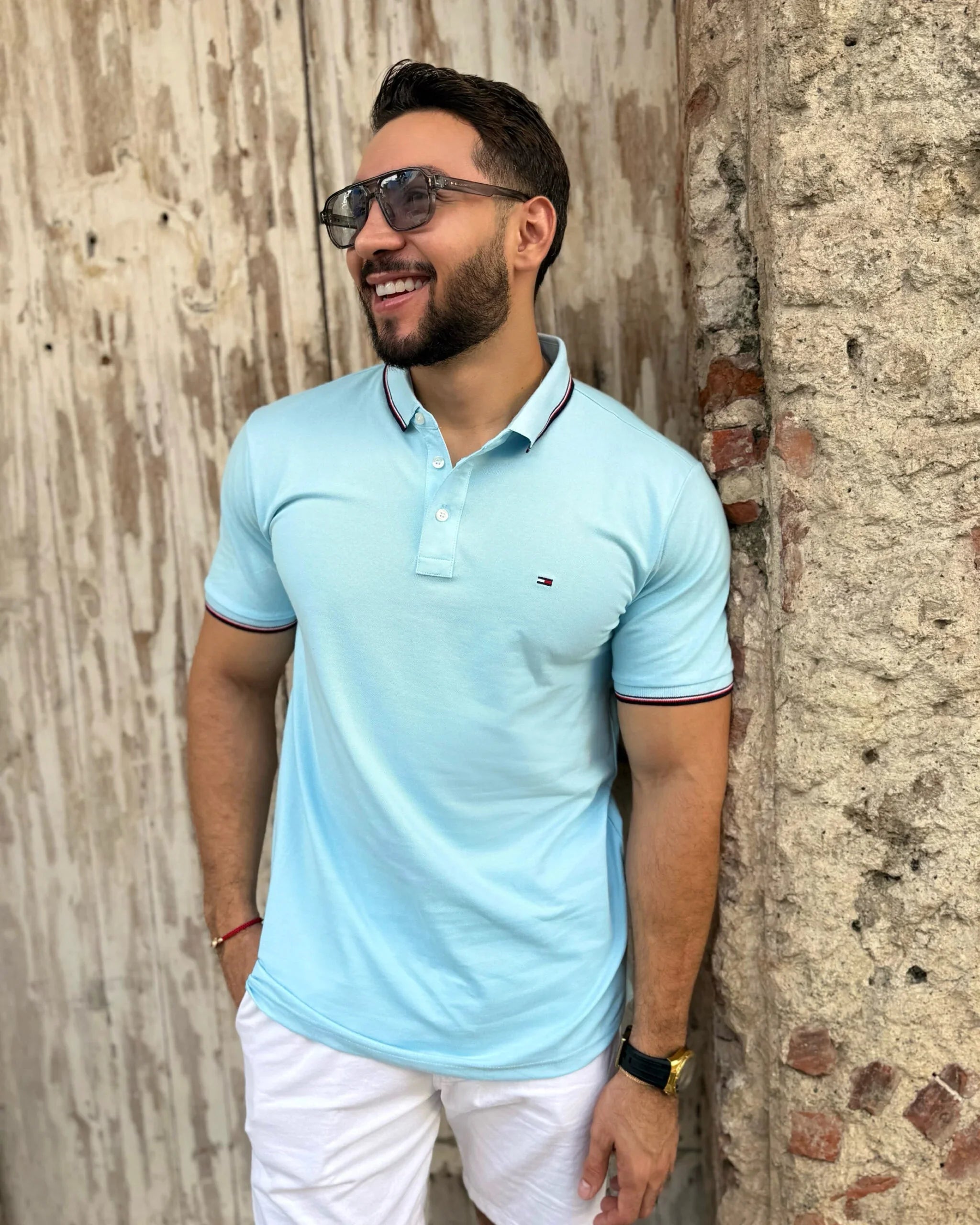 Camisa polo azul claro para hombre, estilo moderno y premium, ideal para looks casuales con calidad superior