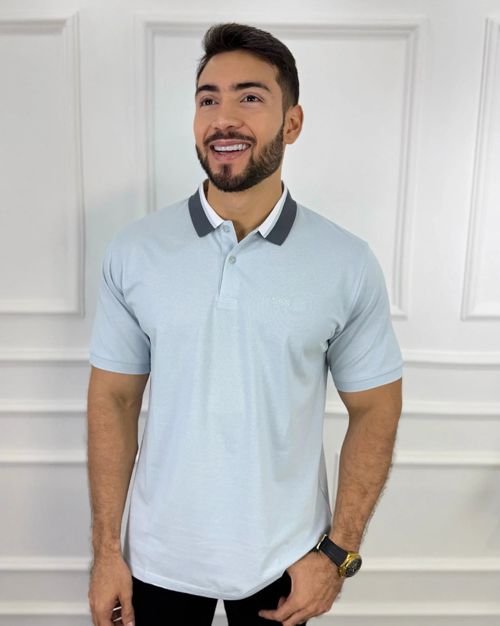 Camisa polo hombre azul claro con cuello gris, estilo moderno y calidad premium