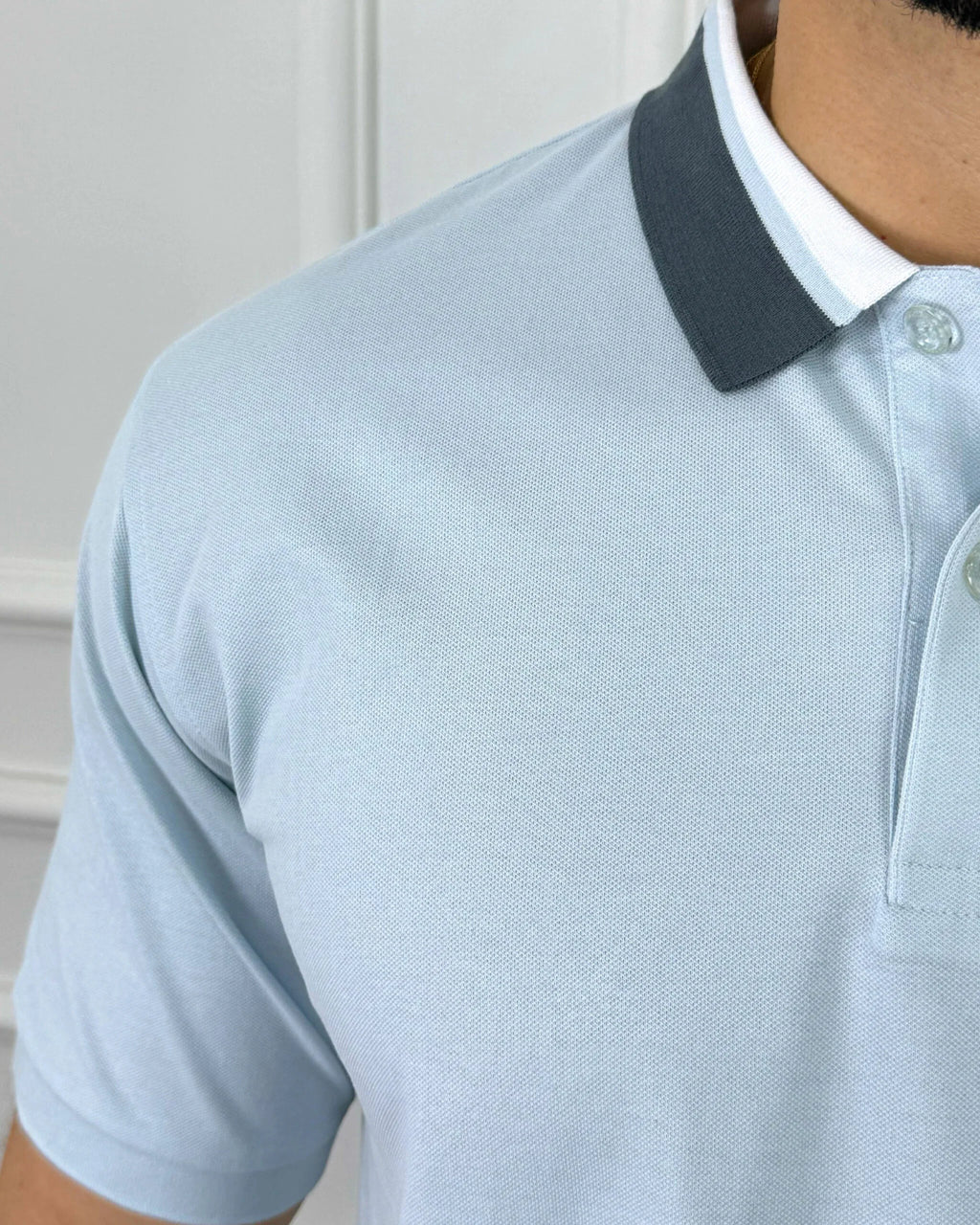 Camisa polo hombre azul claro con cuello contraste gris, tela premium y corte moderno
