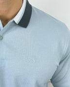 Camisa polo hombre color claro con cuello contrastado y logo bordado, estilo moderno y premium para hombre.