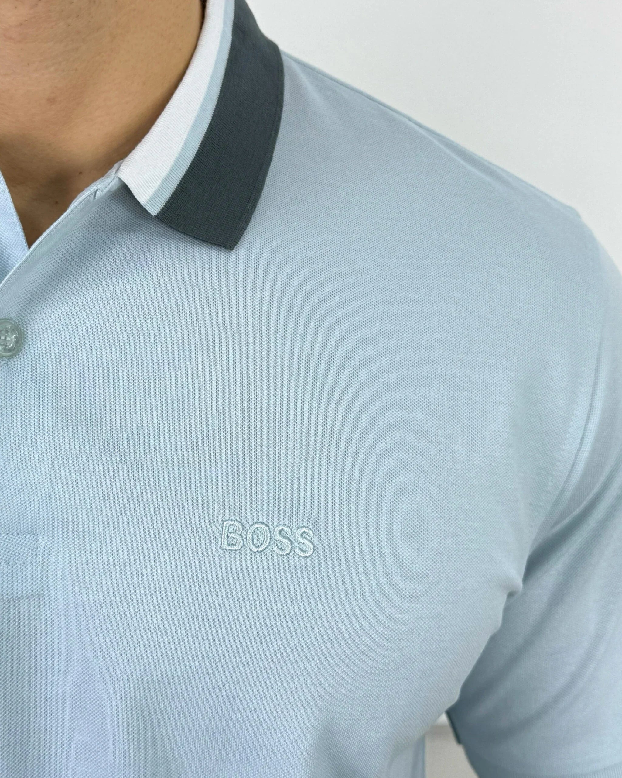 Camisa polo hombre color claro con cuello contrastado y logo bordado, estilo moderno y premium para hombre.