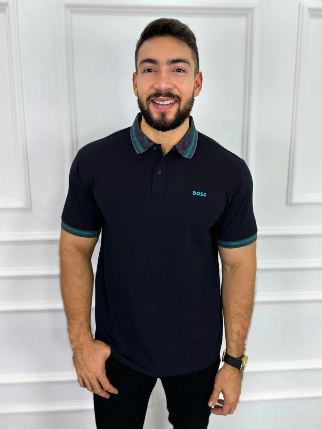 Camisa polo para hombre en negro con detalles en verde, estilo moderno y corte ajustado