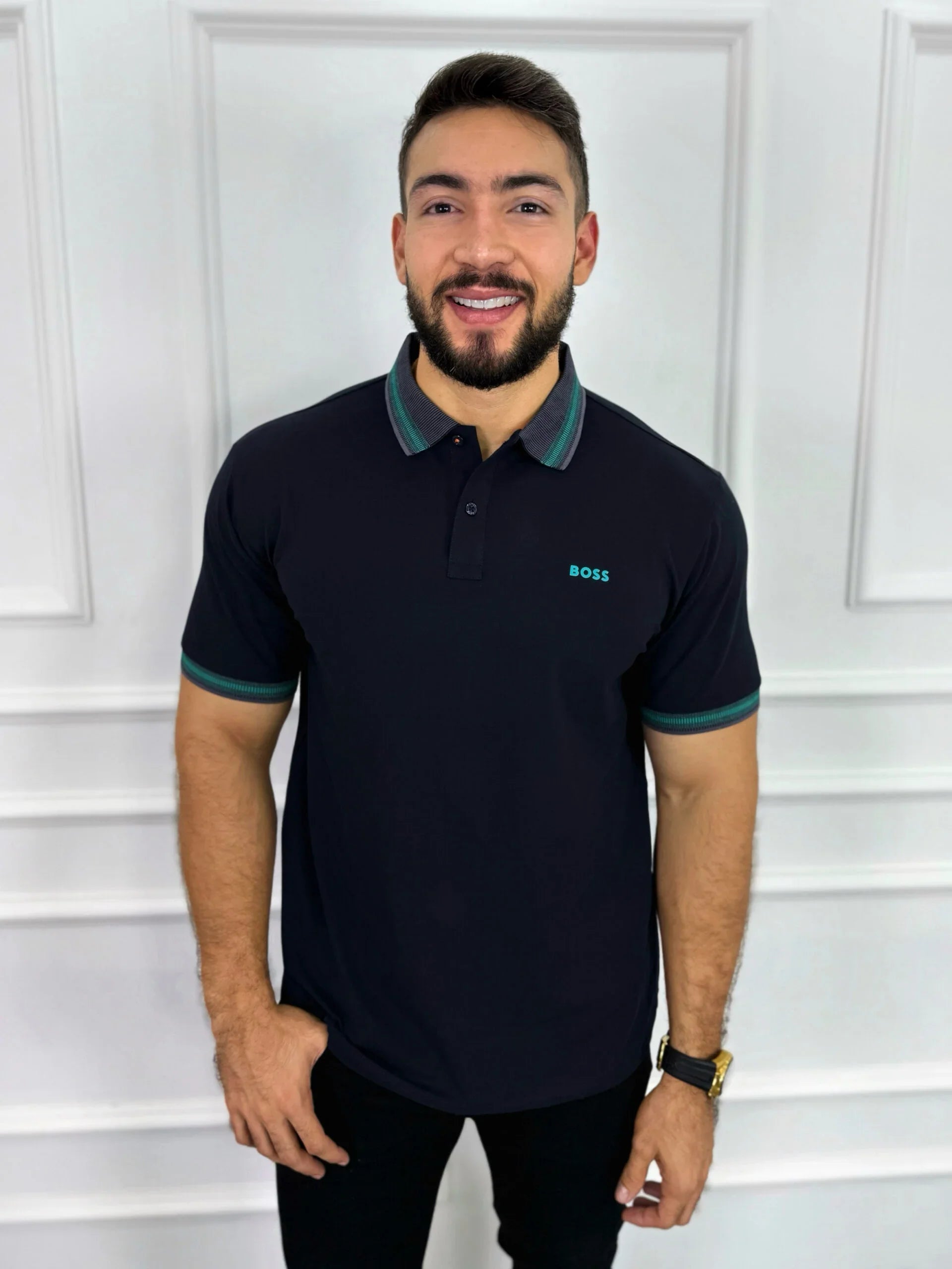 Camisa polo para hombre en negro con detalles en verde, estilo moderno y corte ajustado