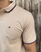 Camisa polo beige para hombre con detalles en cuello y manga, estilo moderno y calidad premium