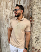 Camisa polo beige para hombre con detalles en cuello y mangas, estilo moderno y premium