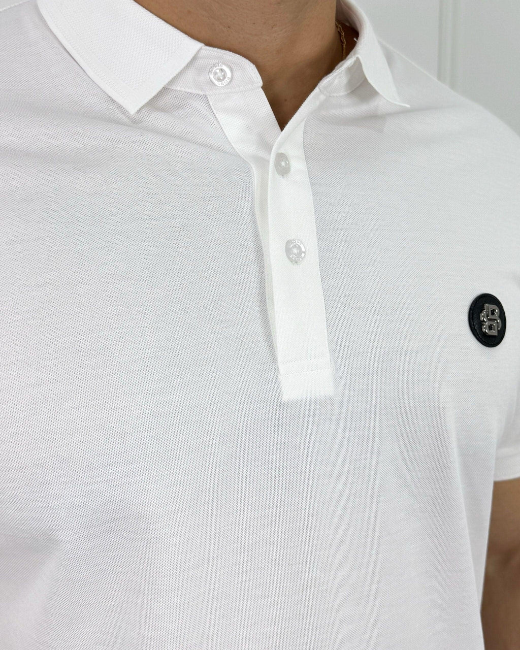 Camisa polo blanca para hombre, corte moderno, tela premium, ideal para looks elegantes y casuales