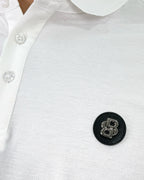 Camisa tipo polo blanca para hombre, cuello y botones, con logo metálico en pecho, tela premium y corte moderno