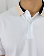 Camisa polo blanca para hombre con cuello bicolor beige y negro, tela premium y corte moderno