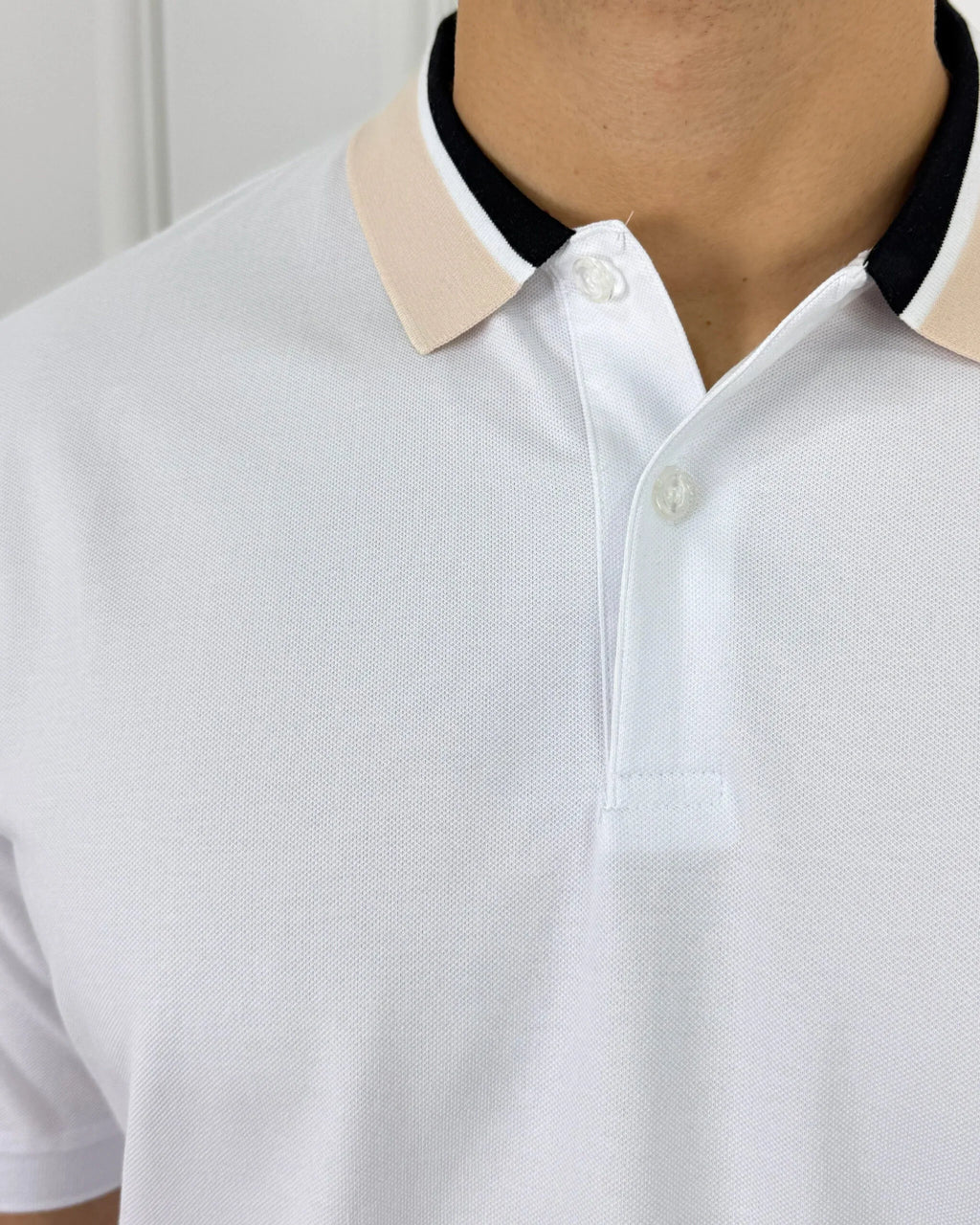 Camisa polo blanca para hombre con cuello bicolor beige y negro, tela premium y corte moderno