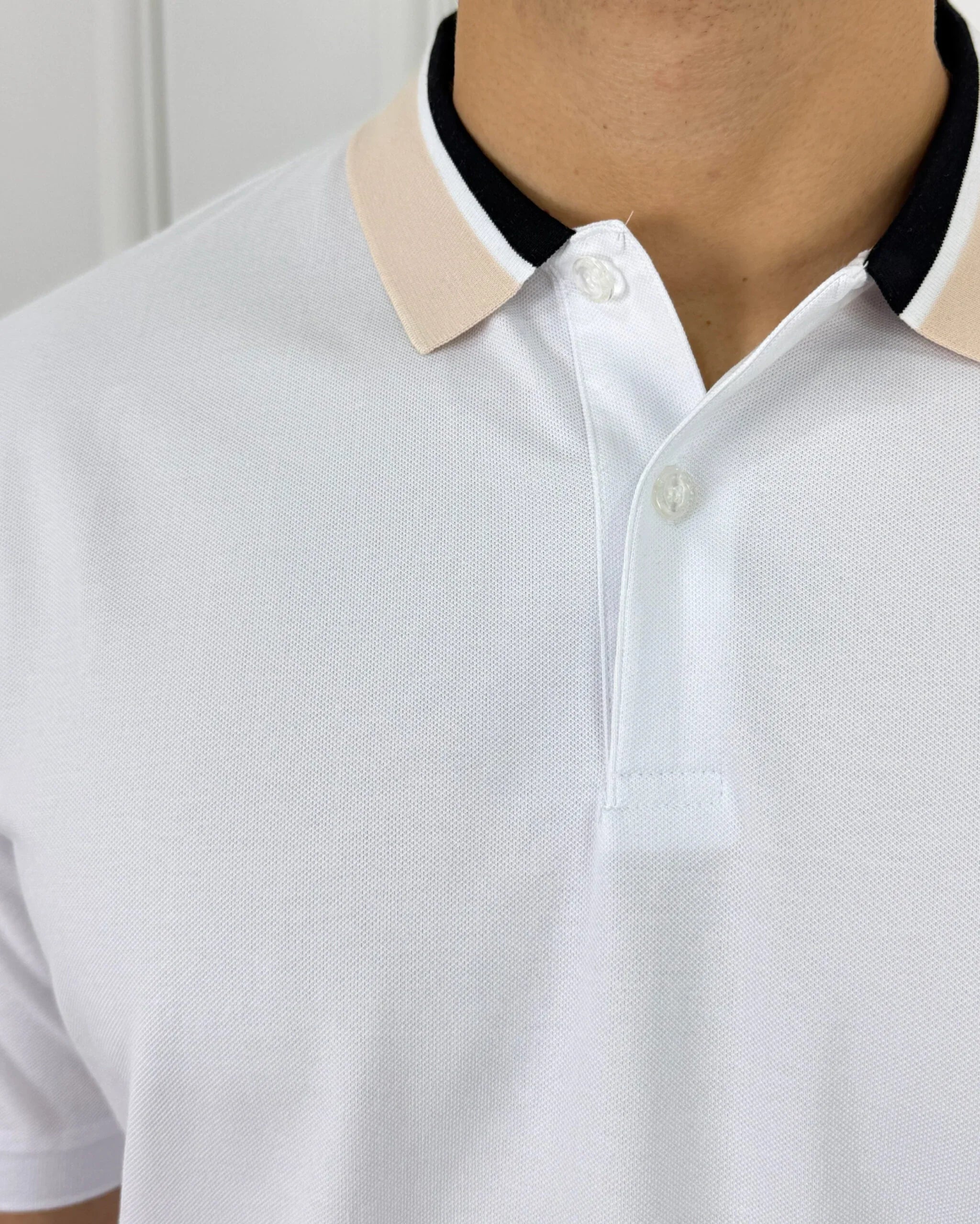 Camisa polo blanca para hombre con cuello bicolor beige y negro, tela premium y corte moderno