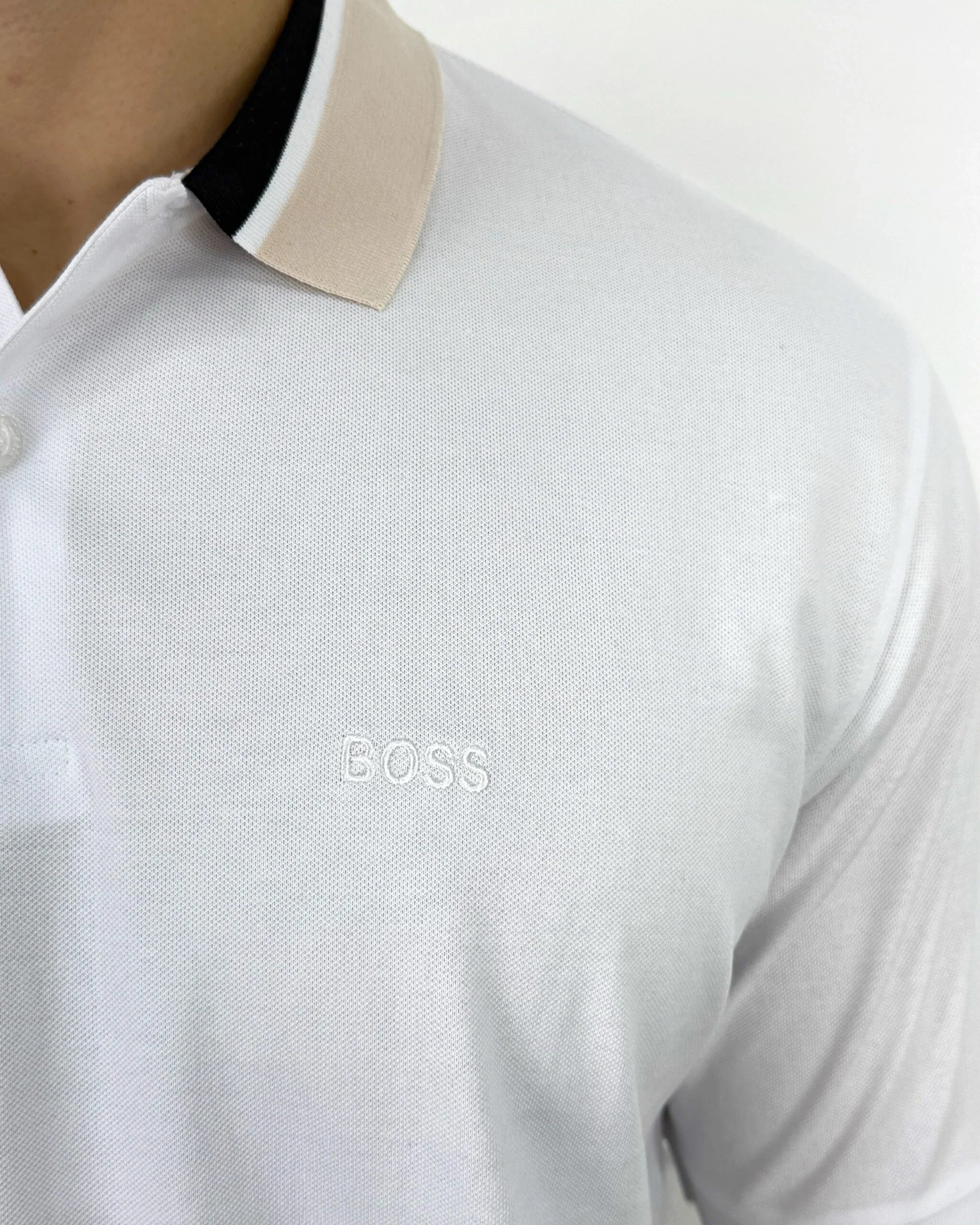 Camisa polo blanca hombre con cuello bicolor y logo BOSS, estilo moderno y calidad premium