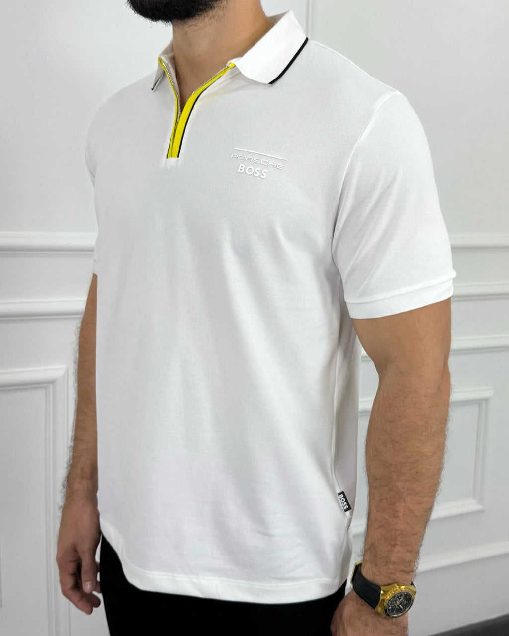 Camisa polo blanca con cierre amarillo y logo Porsche Boss, estilo moderno para hombre