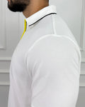 Camisa polo blanca para hombre con detalles amarillos y negros, corte moderno y tela de calidad premium