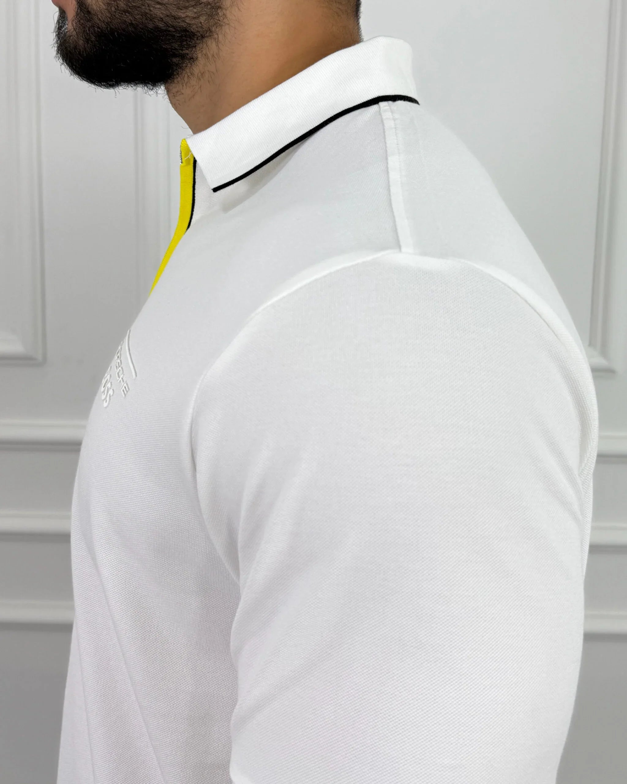 Camisa polo blanca para hombre con detalles amarillos y negros, corte moderno y tela de calidad premium