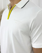 Camisa polo blanca con cierre amarillo y logo Porsche Boss, estilo moderno y premium para hombre