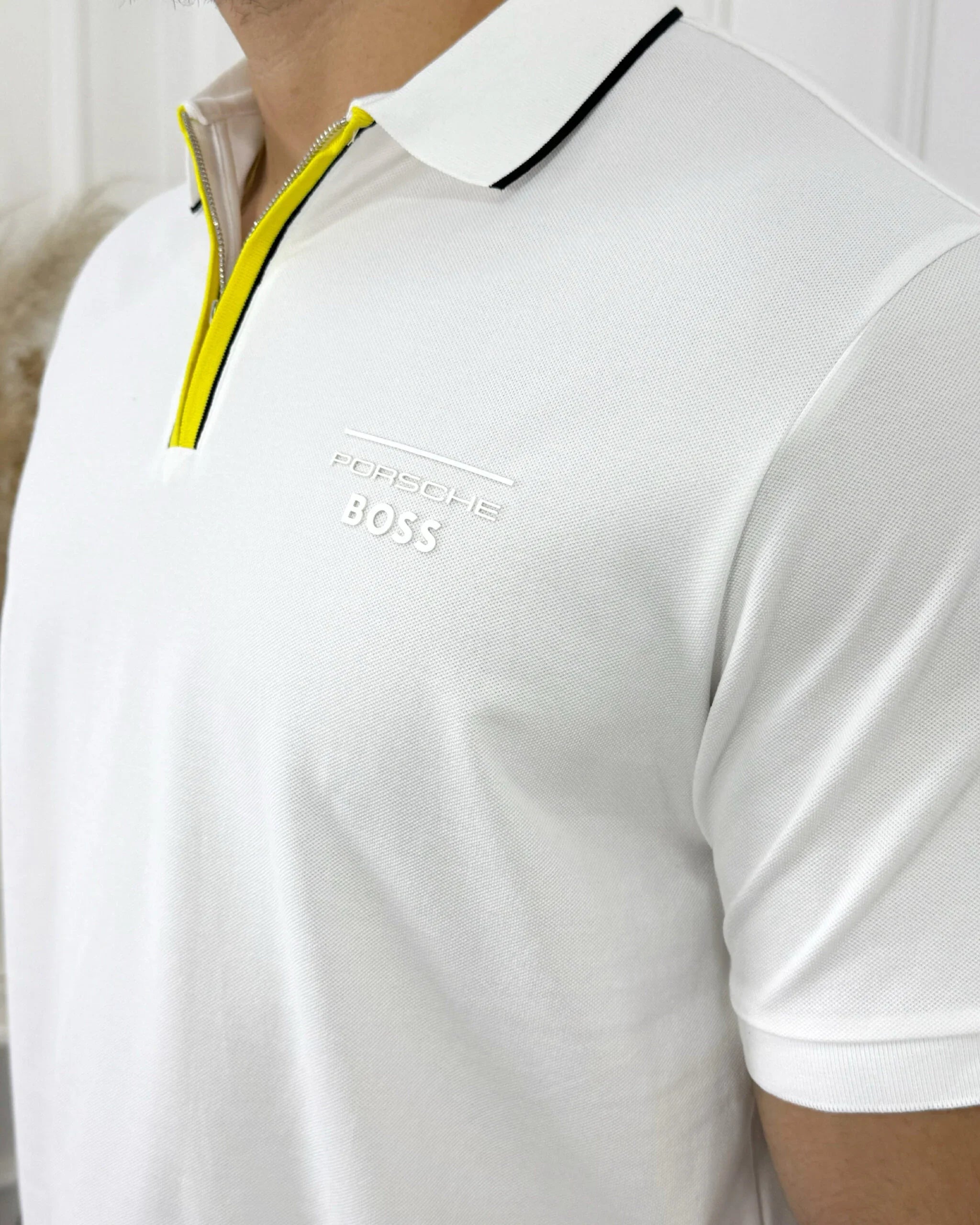 Camisa polo blanca con cierre amarillo y logo Porsche Boss, estilo moderno y premium para hombre