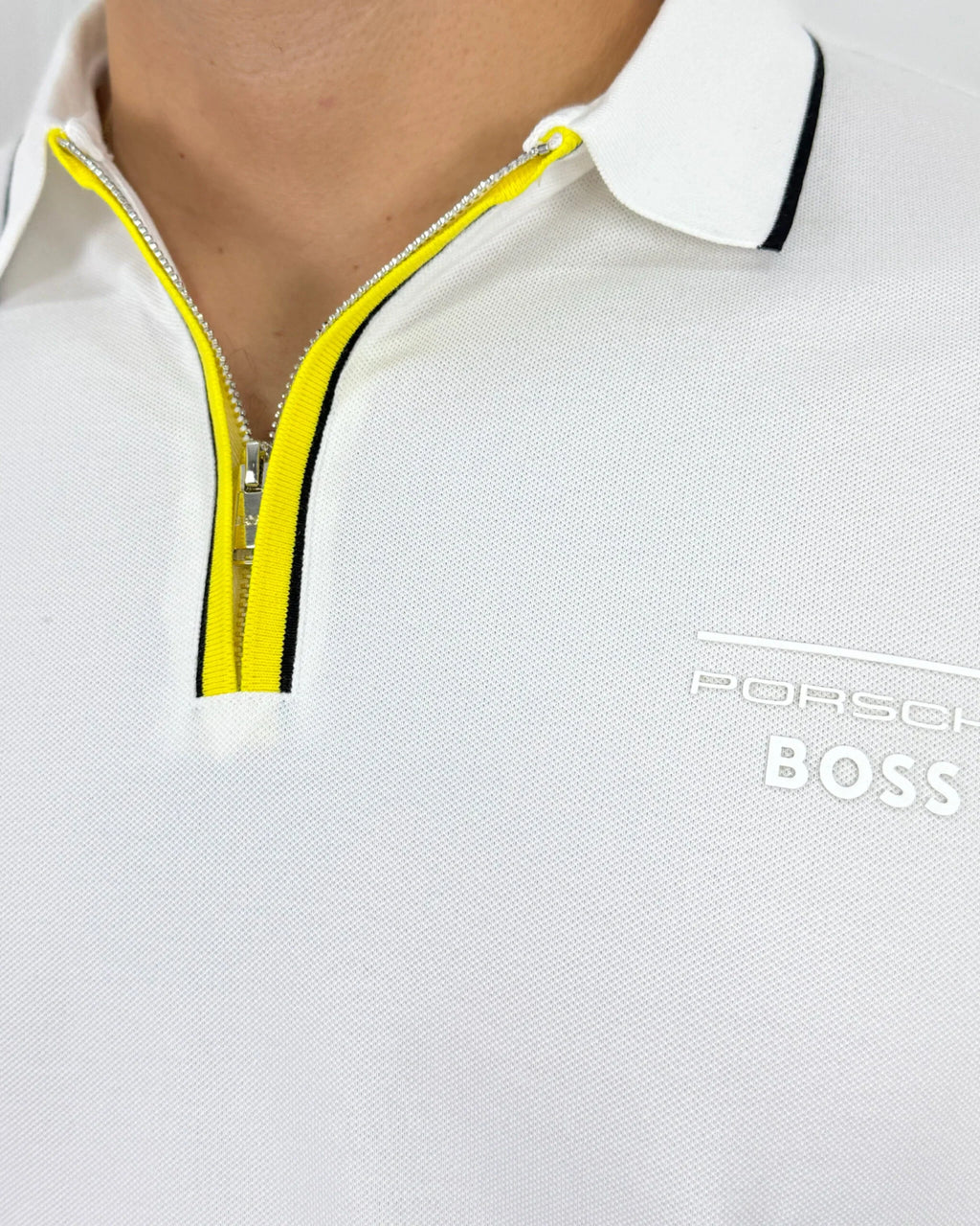 Camisa tipo polo blanca con cierre amarillo y logo Porsche Boss, ropa masculina de moda y calidad premium