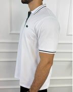 Camisa polo blanca para hombre con detalles verdes y negros, corte moderno y tela de calidad premium