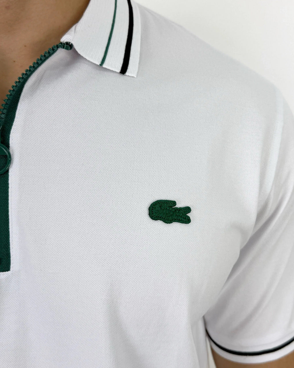 Camisa polo blanca para hombre con logo verde y detalles en cuello, estilo moderno y calidad premium