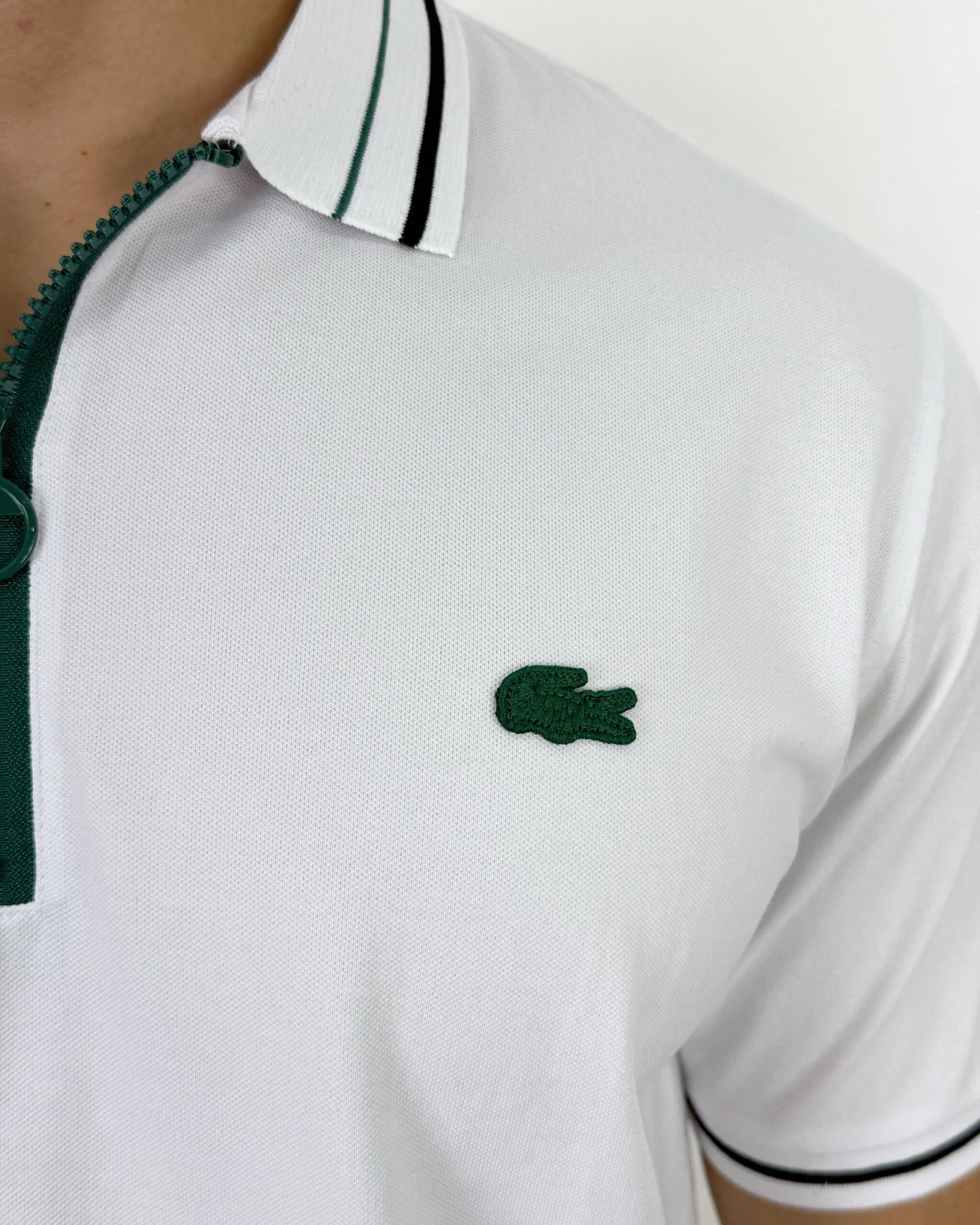 Camisa polo blanca para hombre con logo verde y detalles en cuello, estilo moderno y calidad premium