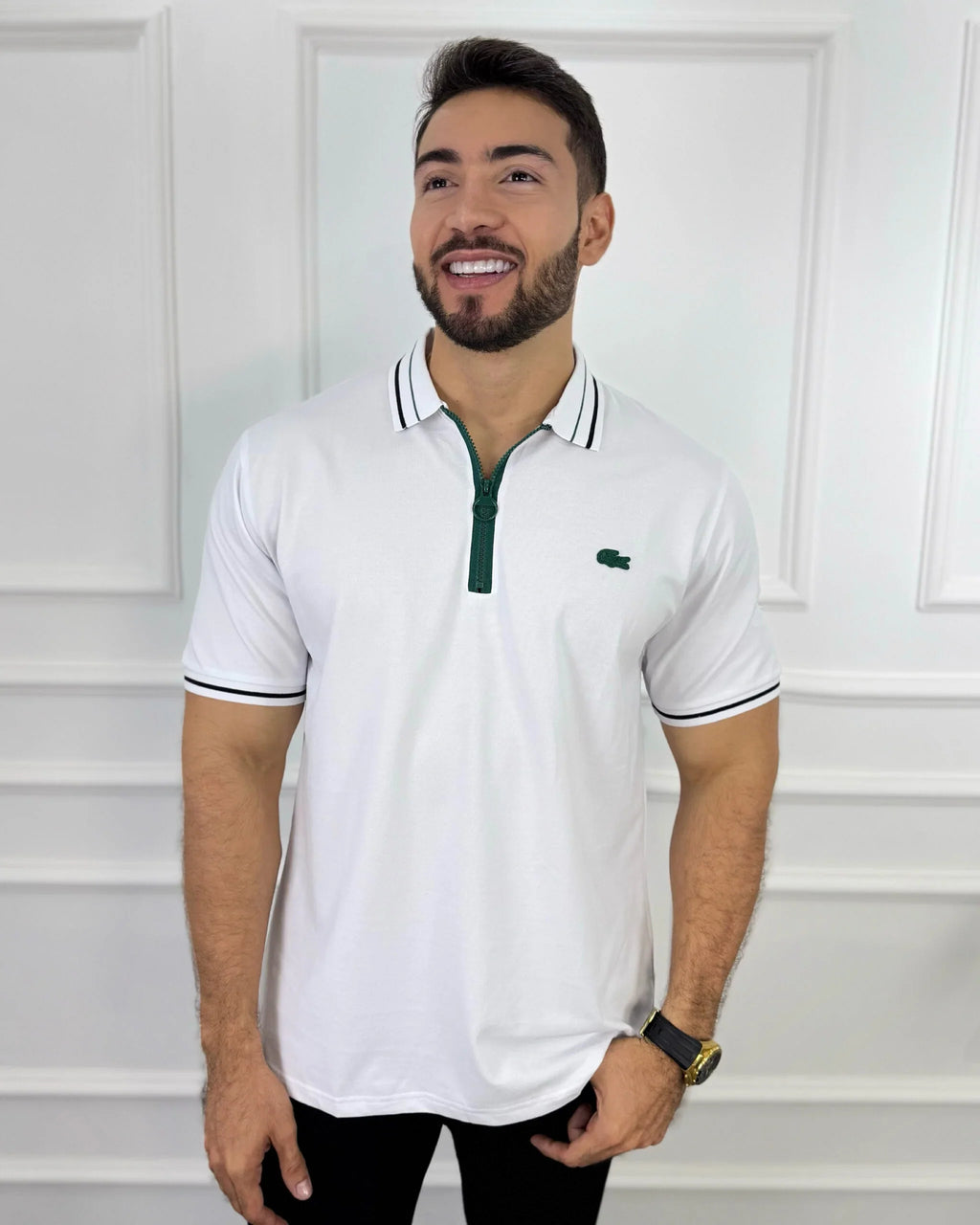 Camisa polo blanca para hombre con cierre verde y detalles negros, estilo moderno y premium
