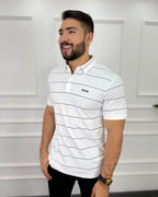 Camisa polo blanca con rayas negras para hombre, estilo moderno y premium