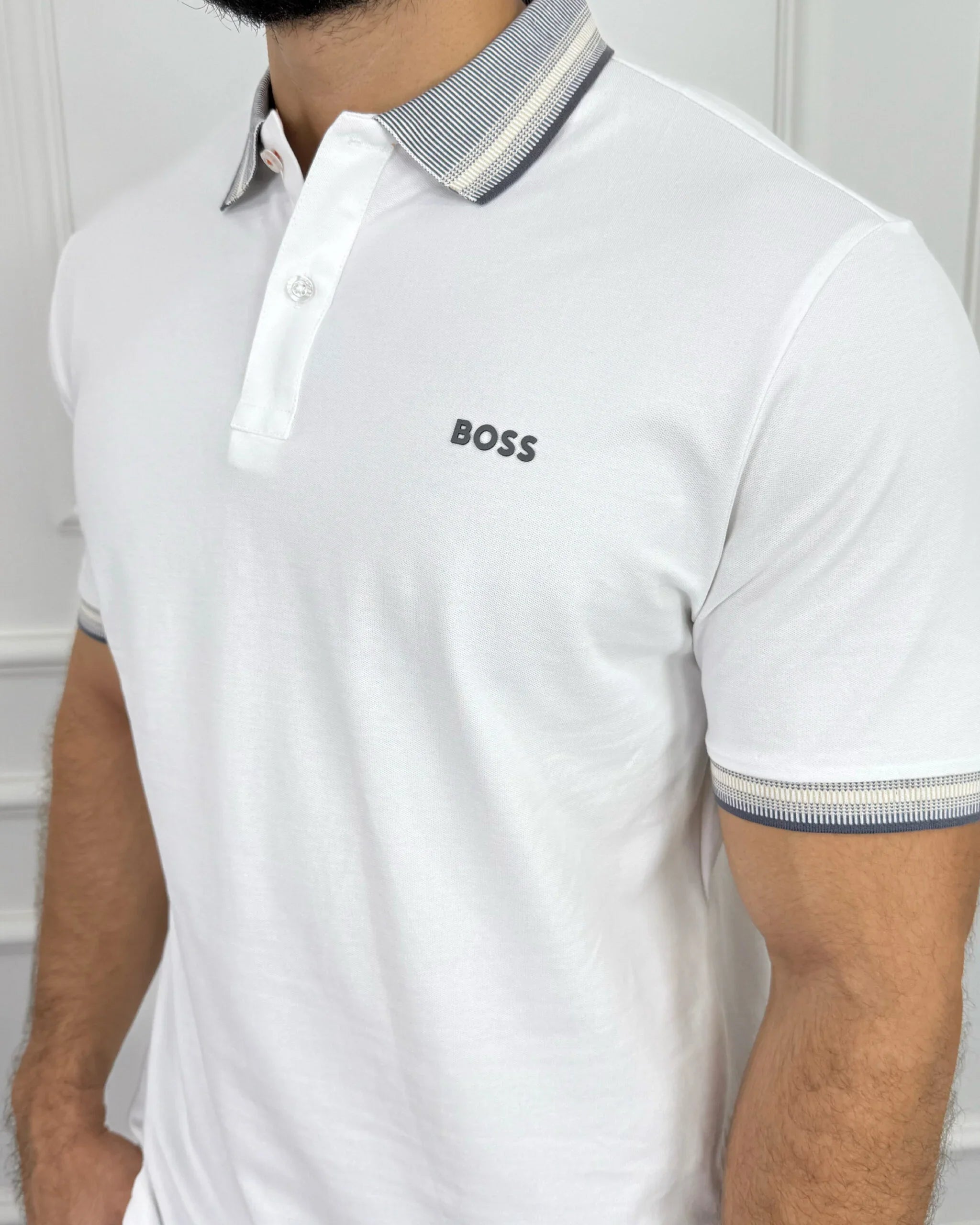 Camisa polo blanca para hombre con cuello y puños a rayas, estilo moderno y elegante