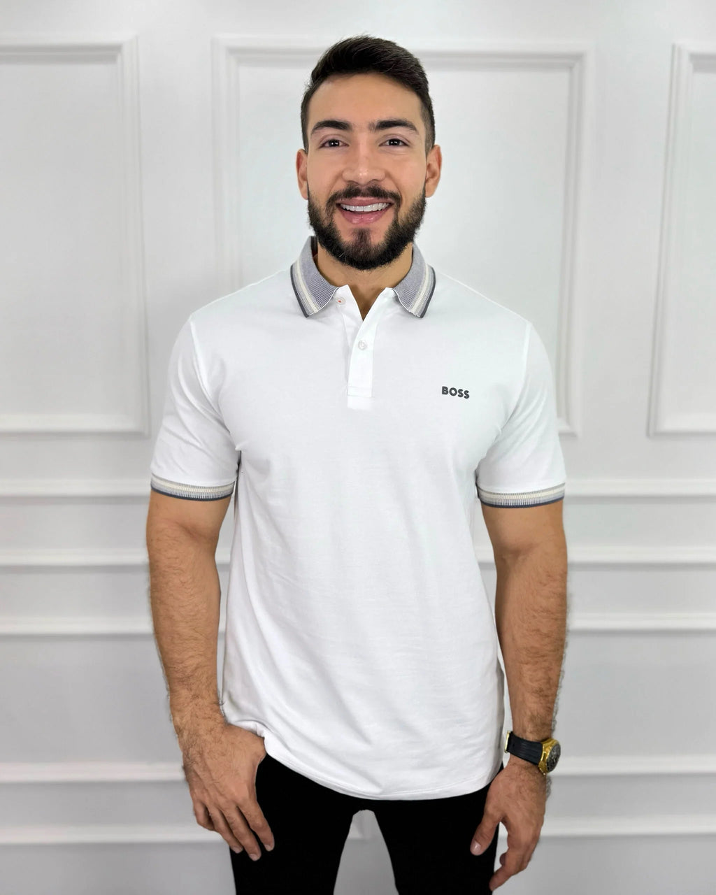Camisa polo blanca para hombre con detalles en cuello y mangas, estilo moderno y premium