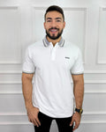 Camisa polo blanca para hombre con detalles en cuello y mangas, estilo moderno y premium
