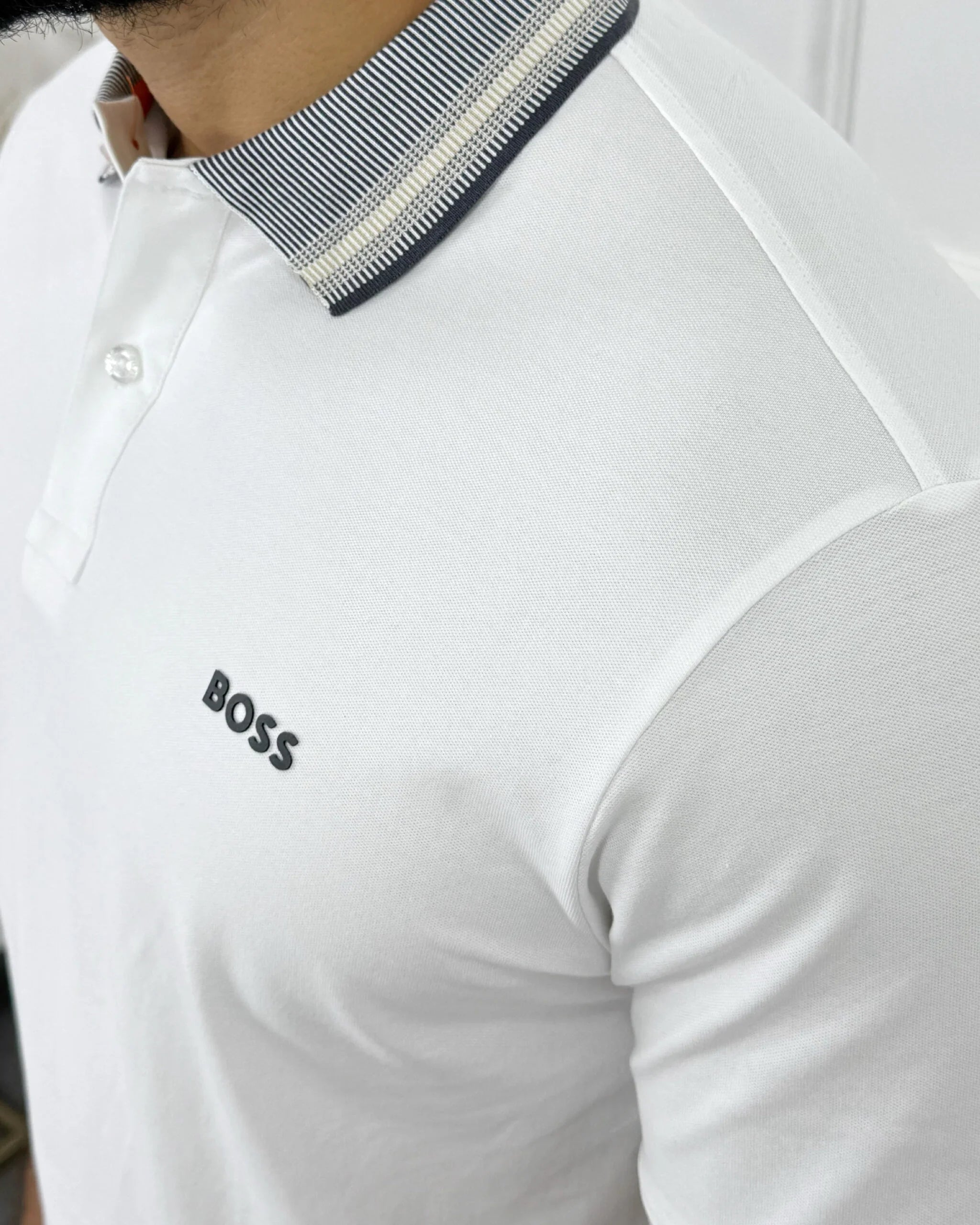 Camisa polo blanca para hombre con cuello a rayas y logo BOSS, estilo moderno y calidad premium