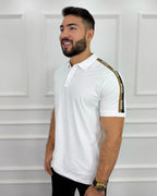 Camisa polo blanca para hombre con detalles de marca en mangas, estilo moderno y premium