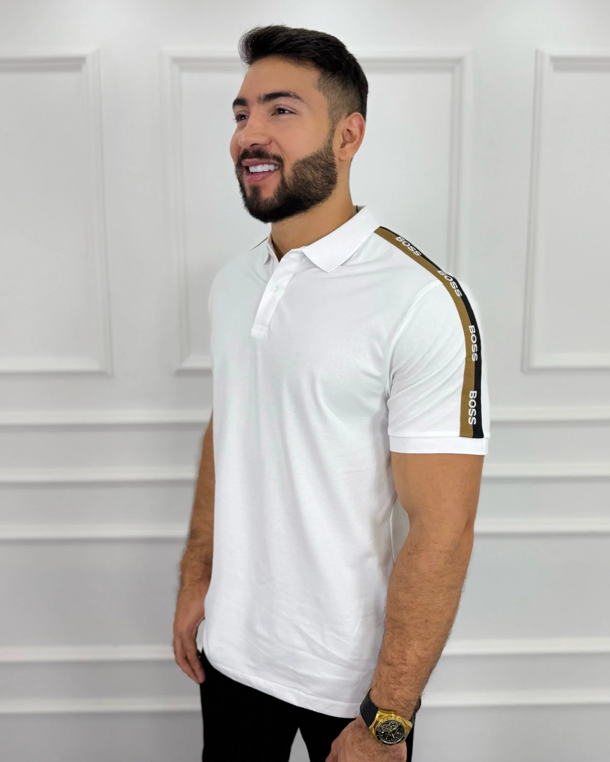 Camisa polo blanca para hombre con detalles de marca en mangas, estilo moderno y premium