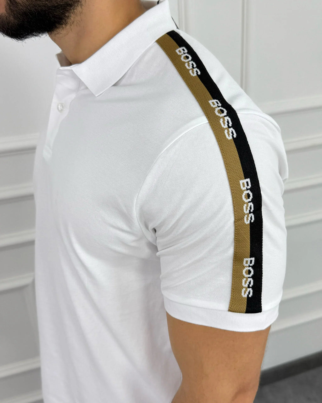 Camisa polo blanca para hombre con detalles BOSS en mangas, estilo moderno y premium