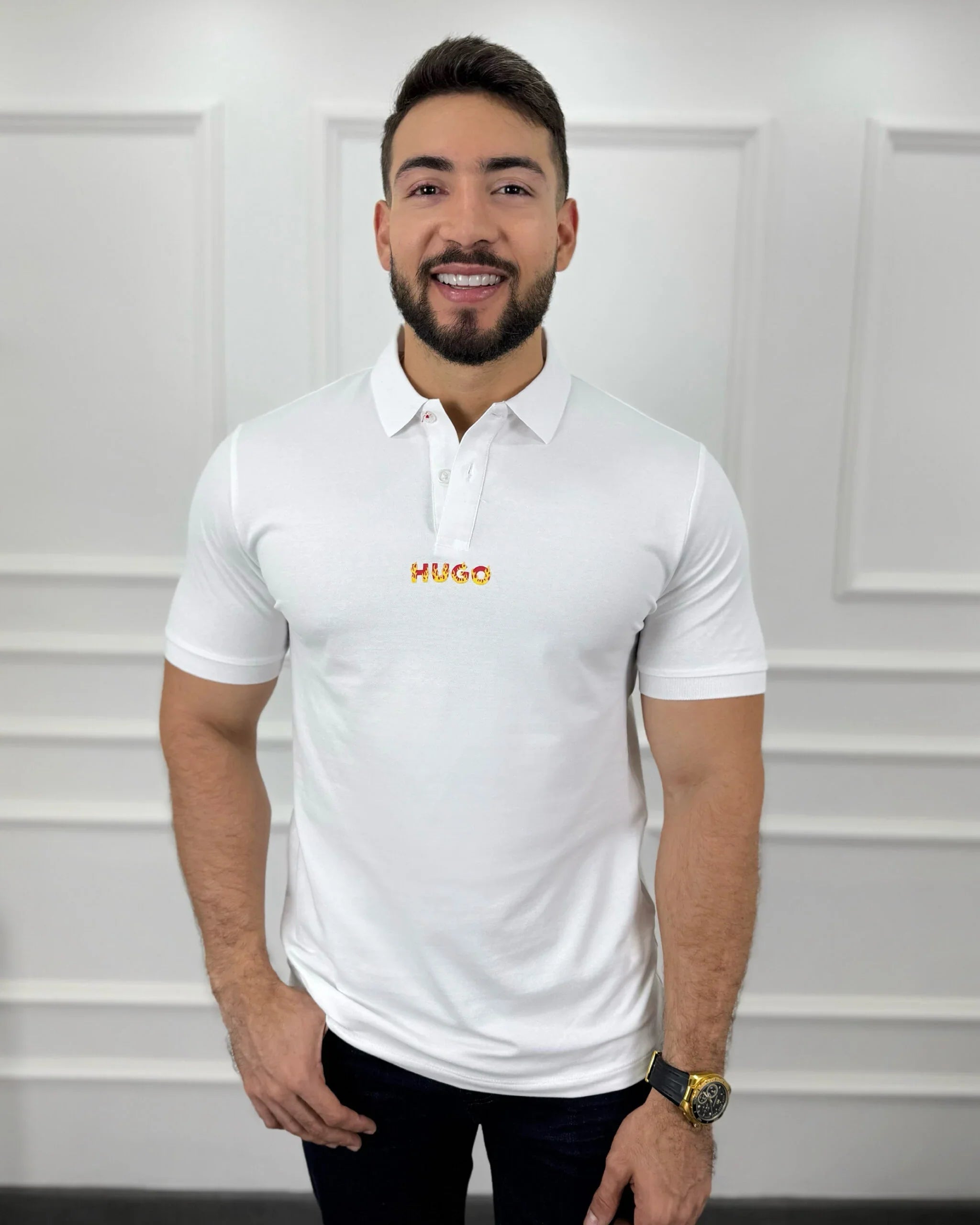 Camisa polo blanca para hombre con logo HUGO, estilo moderno y ajuste premium, ideal para looks casuales elegantes.